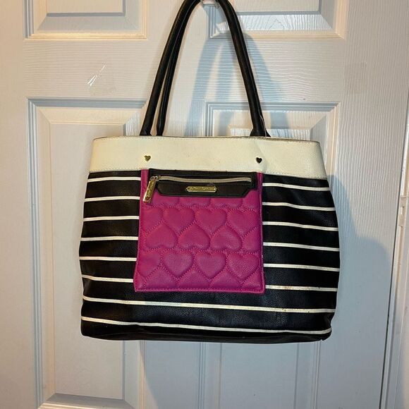 Betsey Johnson Black &white stripes shoulder bag hot pink heart quilted pocket - Picture 3 of 15